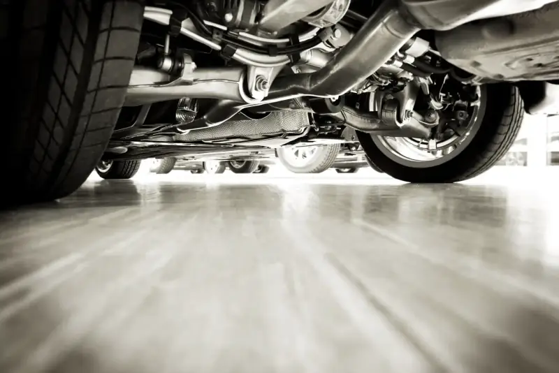Podvozek vozu na zvedáku – autoservis DVA Mechanici Liberec